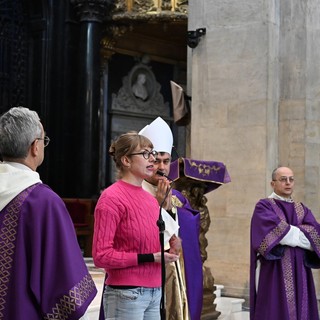 Attivisti di Extinction Rebellion interrompono la messa nel Duomo di Torino per leggere passi dell'enciclica del papa