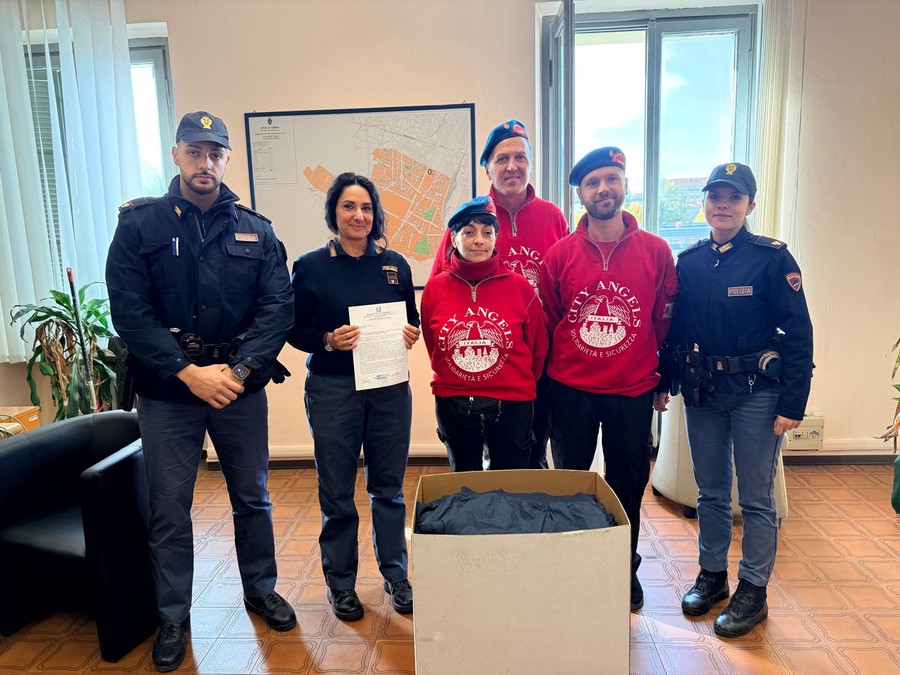 Donati ai City Angels di Torino gli indumenti contraffatti sequestrati dalla polizia Donati ai City Angels di Torino gli indumenti contraffatti sequestrati dalla polizia