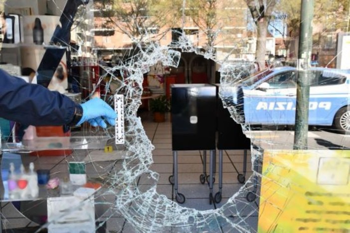 Tenta una spaccata in pieno centro, quarantenne arrestato dalla polizia vicino a Porta Nuova