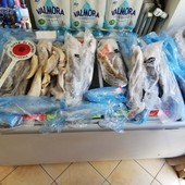 Minimarket in Aurora e Barriera di Milano, carne e pesce mal conservati: sequestrati
