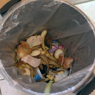 Spreco alimentare, nel bidone un miliardo di pasti al giorno