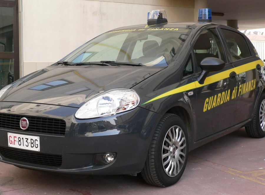 La Guardia di Finanza sequestra tre tonnellate di fuochi d'artificio illegali, quattro le persone denunciate