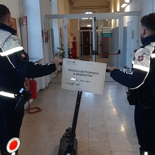 Fermato e sequestrato a Collegno un monopattino più veloce di un motorino