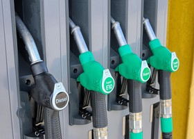 Rincari alla pompa, ormai gli aumenti sono superiori al rialzo del petrolio Rincari alla pompa, ormai gli aumenti sono superiori al rialzo del petrolio