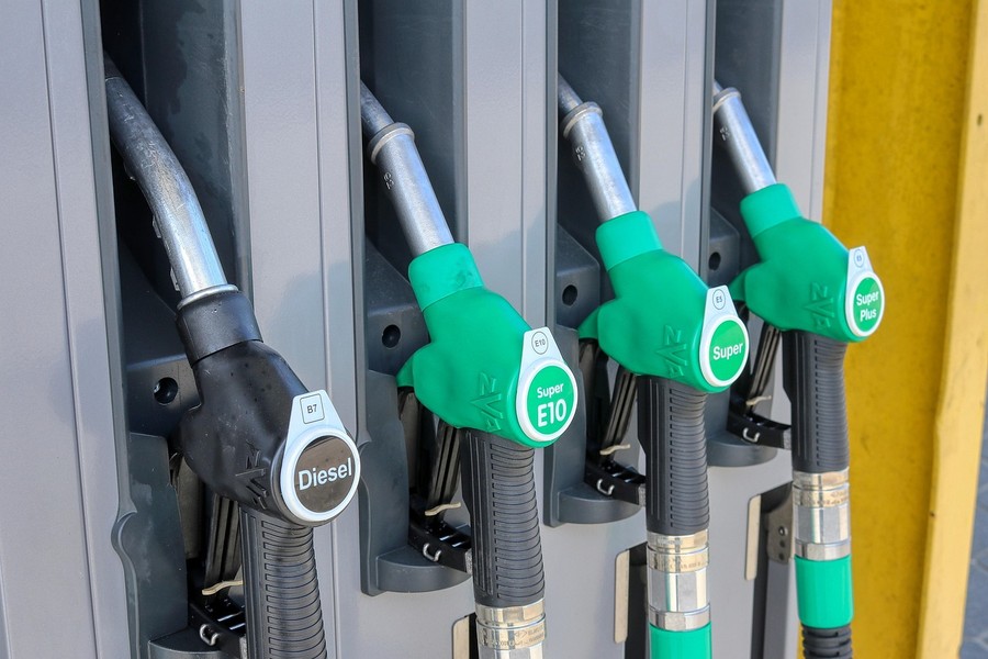 Rincari alla pompa, ormai gli aumenti sono superiori al rialzo del petrolio Rincari alla pompa, ormai gli aumenti sono superiori al rialzo del petrolio