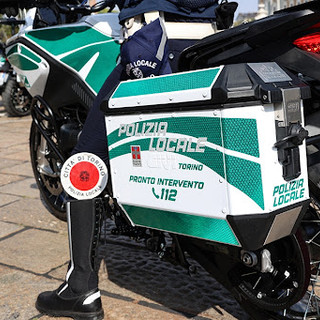 Prende a calci un suv parcheggiato a San Salvario, arrestato dalla Polizia locale