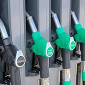 Rincari alla pompa, ormai gli aumenti superiori al rialzo del petrolio Rincari alla pompa, ormai gli aumenti superiori al rialzo del petrolio