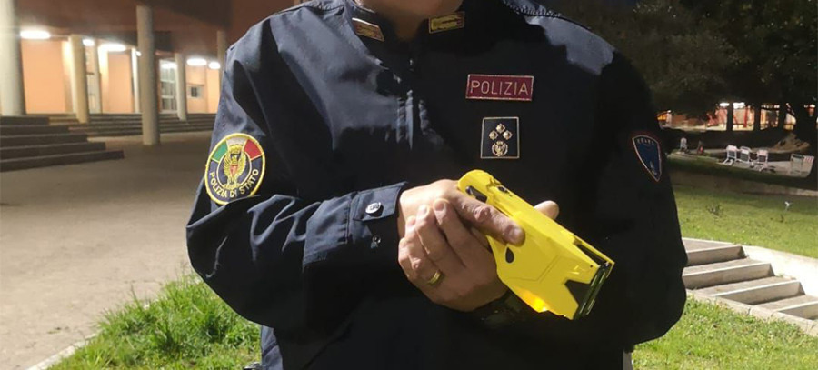 Niente taser per la Municipale di Torino, le critiche di FdI