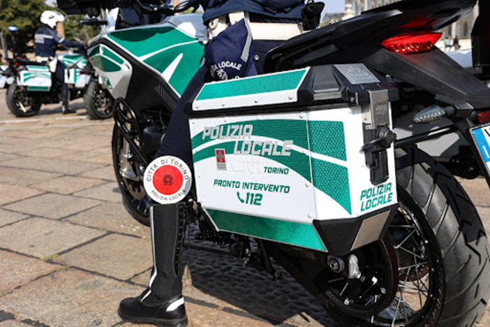 Prende a calci un suv parcheggiato a San Salvario, arrestato dalla Polizia locale