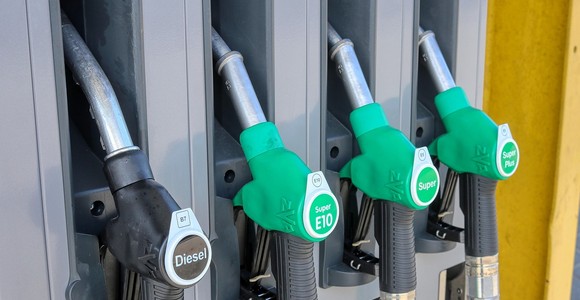 Rincari alla pompa, ormai gli aumenti sono superiori al rialzo del petrolio Rincari alla pompa, ormai gli aumenti sono superiori al rialzo del petrolio