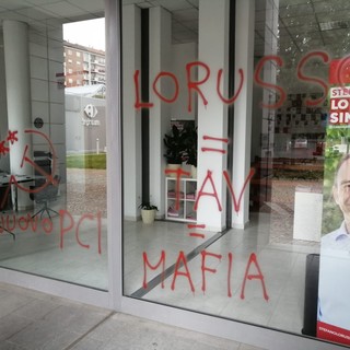 Torino, imbrattata la sede del comitato elettorale di Stefano Lo Russo