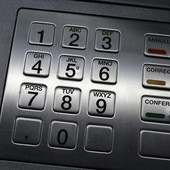Gli rubano il portafoglio ma pedina la ladra e la fa arrestare dai carabinieri mentre preleva al bancomat Gli rubano il portafoglio ma pedina la ladra e la fa arrestare dai carabinieri mentre preleva al bancomat