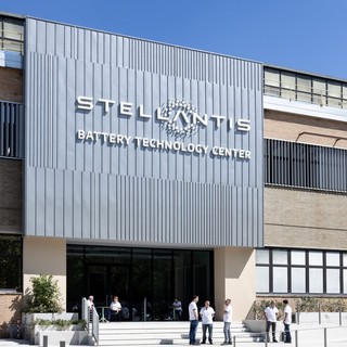 Stellantis inaugura a Torino in Italia il suo primo Battery Technology Center