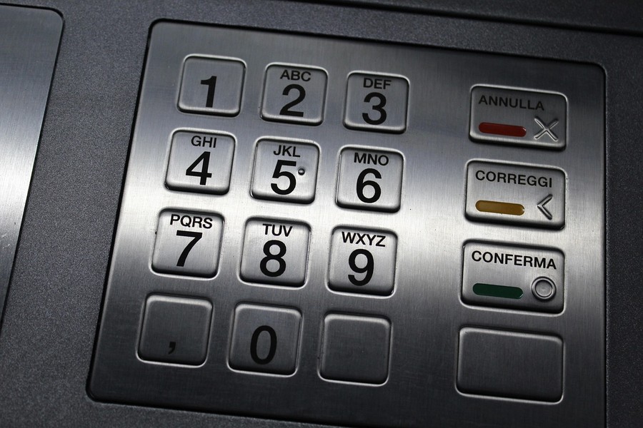 Gli rubano il portafoglio ma pedina la ladra e la fa arrestare dai carabinieri mentre preleva al bancomat