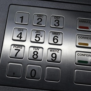 Gli rubano il portafoglio ma pedina la ladra e la fa arrestare dai carabinieri mentre preleva al bancomat