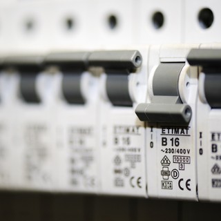 Schizzano i conti dell'elettricità, per famiglie e imprese nel 2026 una spesa da 200 miliardi