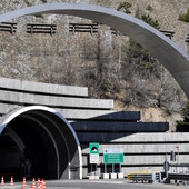 Aumenti Tunnel Monte Bianco, 55 euro le auto, 200 i mezzi pesanti. Uncem: “Proprio non va”