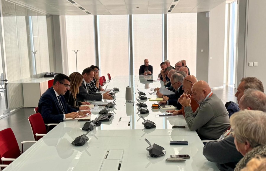 Ex Ilva, al grattacielo della Regione tavolo di confronto con i lavoratori Ex Ilva, al grattacielo della Regione tavolo di confronto con i lavoratori