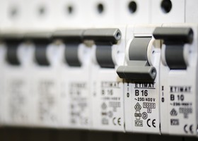 Schizzano i conti dell'elettricità, per famiglie e imprese nel 2026 una spesa da 200 miliardi Schizzano i conti dell'elettricità, per famiglie e imprese nel 2026 una spesa da 200 miliardi