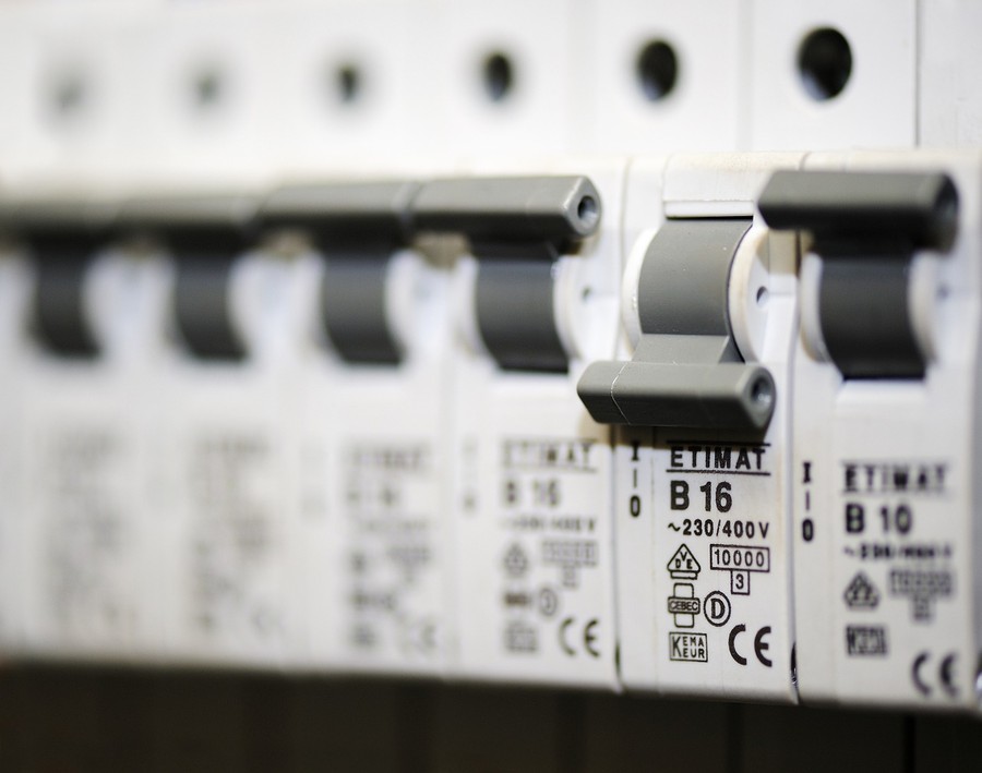 Schizzano i conti dell'elettricità, per famiglie e imprese nel 2026 una spesa da 200 miliardi Schizzano i conti dell'elettricità, per famiglie e imprese nel 2026 una spesa da 200 miliardi