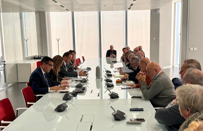 Ex Ilva, al grattacielo della Regione tavolo di confronto con i lavoratori Ex Ilva, al grattacielo della Regione tavolo di confronto con i lavoratori