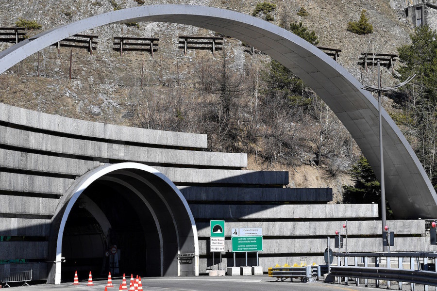 Aumenti Tunnel Monte Bianco, 55 euro le auto, 200 i mezzi pesanti. Uncem: “Proprio non va” Aumenti Tunnel Monte Bianco, 55 euro le auto, 200 i mezzi pesanti. Uncem: “Proprio non va”