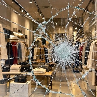 Torino, un piano di sostegno per i commercianti vittime di "spaccate"