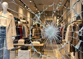 Torino, un piano di sostegno per i commercianti vittime di "spaccate"