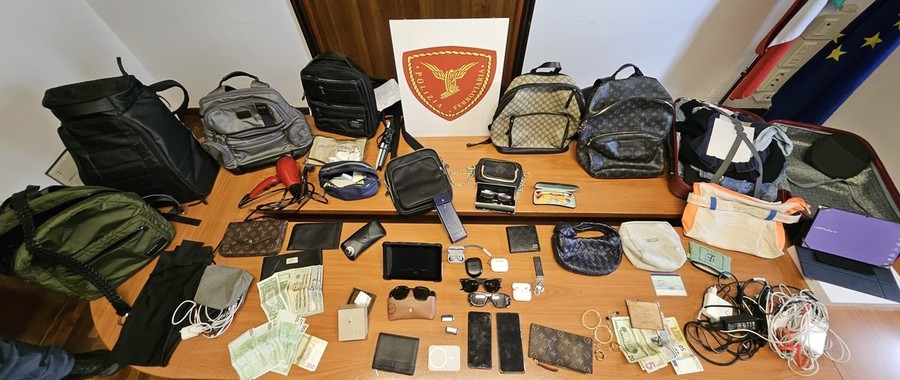 Arrestato a Torino con lo zaino carico di refurtiva il ladro dei treni ad Alta Velocità. Gli oggetti rinvenuti saranno restituiti ai proprietari Arrestato a Torino con lo zaino carico di refurtiva il ladro dei treni ad Alta Velocità. Gli oggetti rinvenuti saranno restituiti ai proprietari